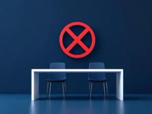 Grote rode X boven moderne interviewtafel met twee lege stoelen, waarschuwingssymbool voor sollicitatiefouten